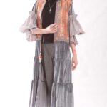 مانتوی بلند مخمل طوسی، بالاتنه سنتی